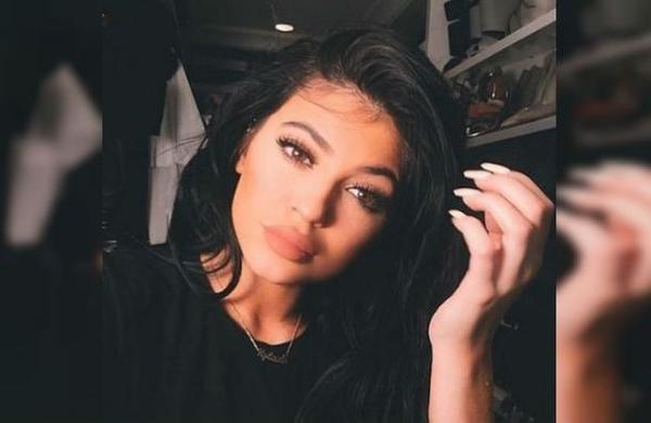 Aseguran que Kylie Jenner usó Photoshop hasta en la foto del carnet de conducir - SNT