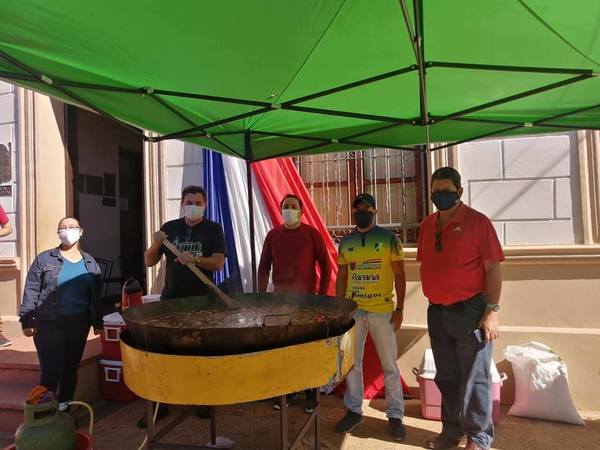 CONCEJALES COCINARON PARA 450 PERSONAS EN ENCARNACIÓN.