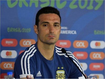 Scaloni: "Un momento delicado como para pensar solo en fútbol"