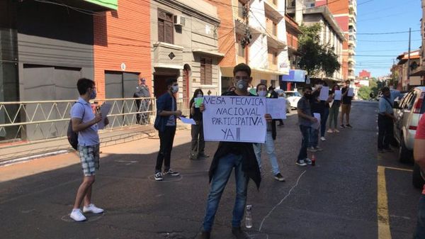 Estudiantes secundarios se manifiestan frente al MEC - Nacionales - ABC Color