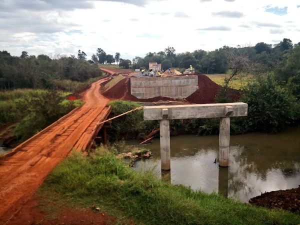 MOPC CONSTRUYE PUENTES DE HORMIGÓN QUE REEMPLAZAN A LOS DE MADERA.