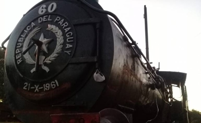 HOY / En Ypacaraí, algunos están lejos de ser conscientes y usan el ferrocarril como basurero