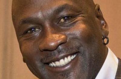 La sorprendente cifra que fueron subastadas las zapatillas que Michael Jordan usó en su debut - C9N