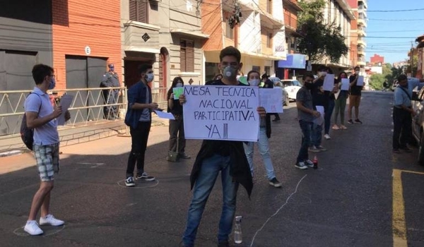 HOY / Secundarios se manifiestan frente al MEC para exigir mesa técnica y voto censura contra Petta