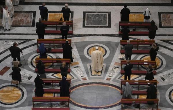 Vaticano vuelve a realizar misa con fieles luego de dos meses