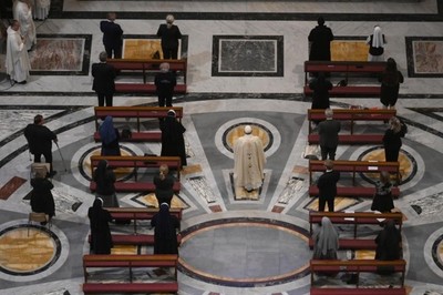 Vaticano vuelve a realizar misa con fieles luego de dos meses
