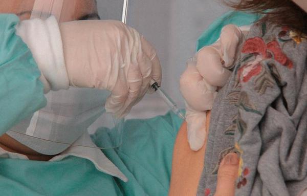 Instan a vacunarse contra el sarampión ante brotes en países vecinos