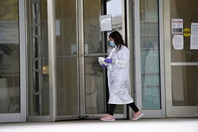 Pacientes asintomáticos con COVID-19 pueden contaminar ambientes, dice estudio