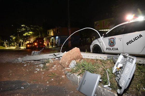 Cuantiosos daños materiales tras choque contra columna en Villa Elisa  - Nacionales - ABC Color