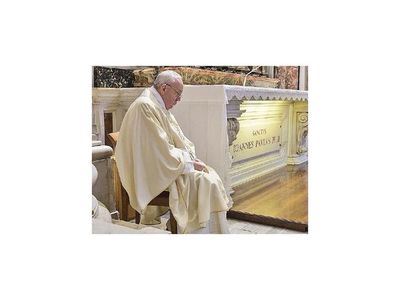 El Papa celebra misa con fieles y recuerda a San Juan Pablo II