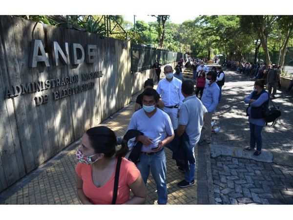 Larga fila de usuarios para reclamar facturas abultadas y actualizar pagos