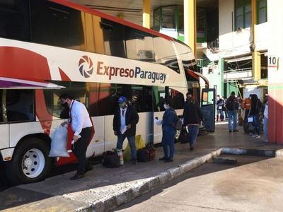 Bajo estricto control, unos 7.000  abordaron buses en la  Terminal