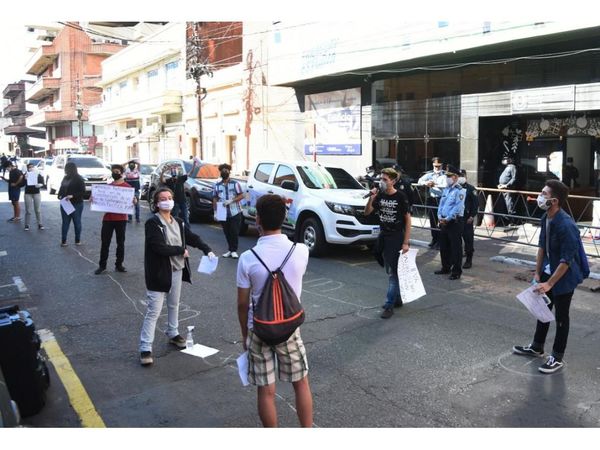 Con tapabocas y distancia  reclaman voto censura para Petta frente al MEC