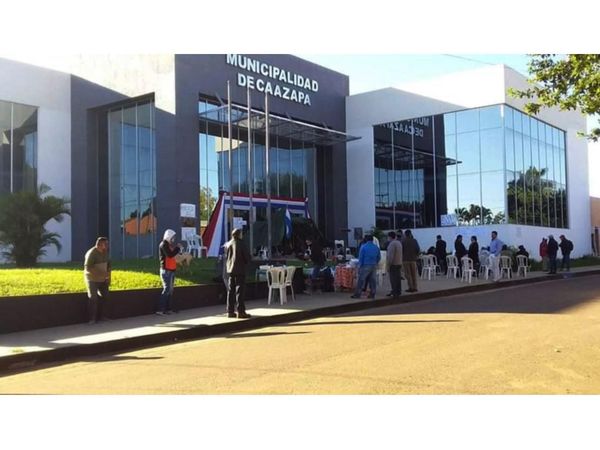 Se encadenan para pedir renuncia del jefe comunal de Caazapá