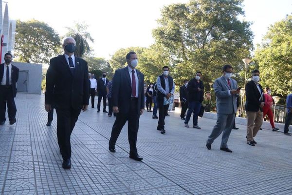 Reinicio judicial, con largas filas
