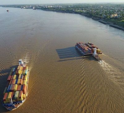 Unas 152 barcazas navegan desde hoy por las aguas del río Paraná