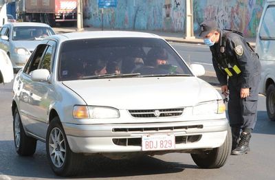 Permitirán hasta cuatro personas por automóvil