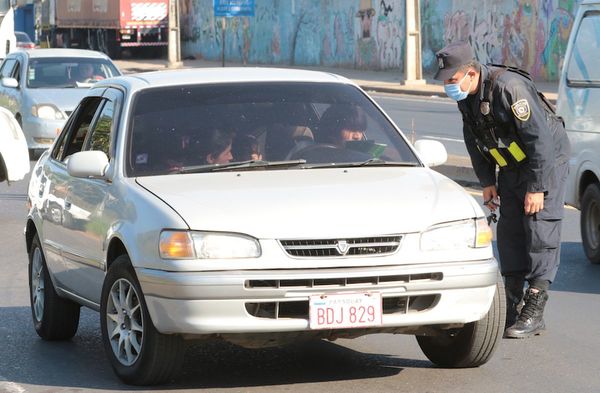Permitirán hasta cuatro personas por automóvil