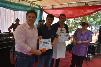 Espinola entregó aporte para la Iglesia - Campo 9 Noticias