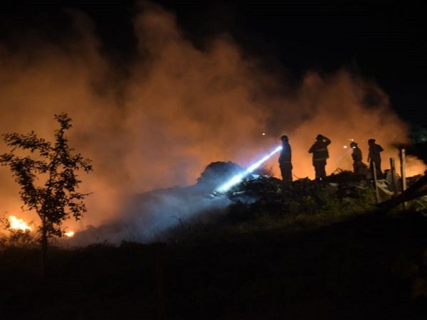 Bomberos controlan incendio de basural en Bañado Tacumbú