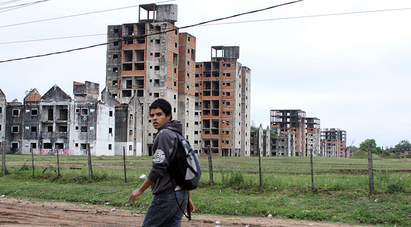 Unos 12 mil personas se beneficiarán con la construcción de viviendas económicas. - .::RADIO NACIONAL::.