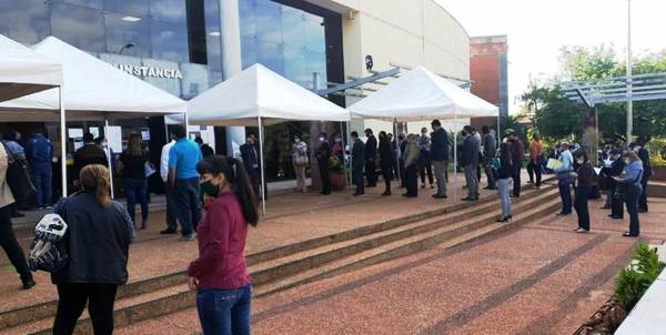 Abogados se aglomeran frente al Poder Judicial de Luque • Luque Noticias