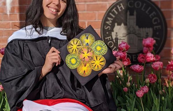 Joven destacada que vendía jabones en bicicleta se graduó en el Smith College de EE.UU.