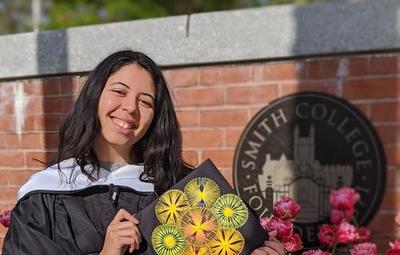 Joven destacada que vendía jabones en bicicleta se recibió en el Smith College de EE.UU