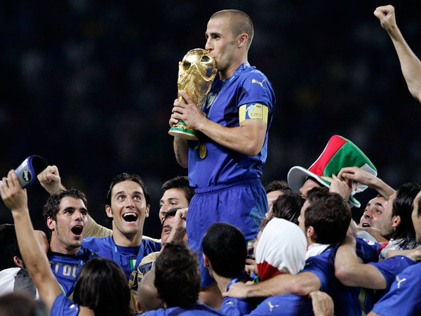 Cannavaro recuerda una desgracia con el trofeo más preciado del mundo