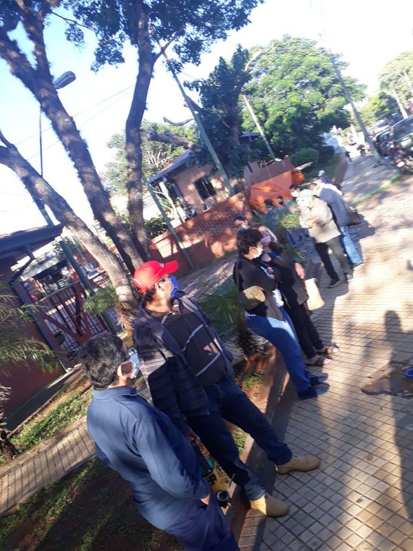 Sindicalistas impiden atención a clientes de la ANDE en Caacupé - Nacionales - ABC Color
