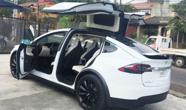 El primer coche Tesla llegó al país para alentar la movilidad eléctrica - Campo 9 Noticias