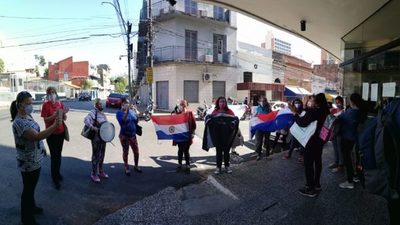 “La empresa se adjudica millonarias licitaciones pero no paga a sus empleados”