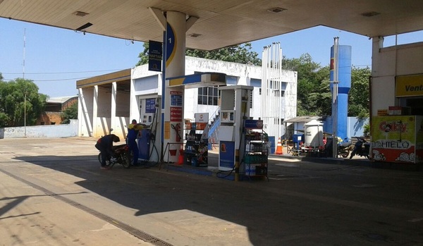 Emblemas privados se sumarían a reducción de precios de combustibles de PETROPAR