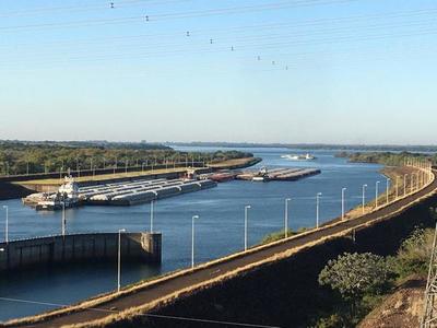 Tras más de dos meses, 152 barcazas varadas retoman navegación por el río Paraná