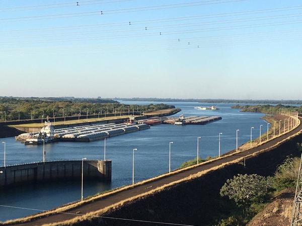 Tras más de dos meses, 152 barcazas varadas retoman navegación por el río Paraná