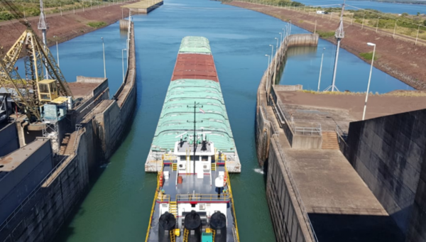 HOY / Barcazas vuelven a navegar en el Paraná y reactivan comercio fluvial