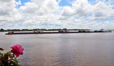 Barcazas varadas retoman navegación por el río Paraná