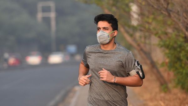 Médicos advierten: correr con tapabocas daña el pulmón