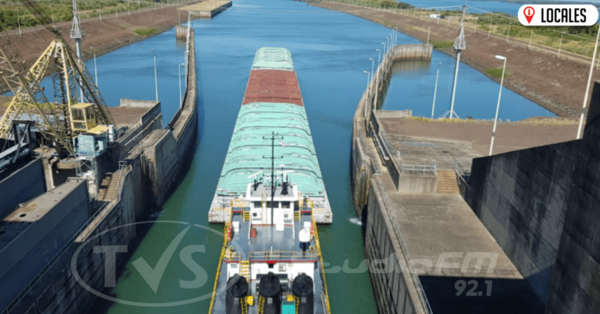 Barcazas comienzan a navegar en zona de la esclusa de hidroeléctrica Yacyretá
