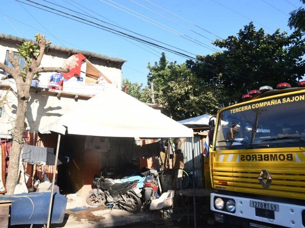 Dos personas fueron rescatadas de un incendio en el barrio Tacumbú