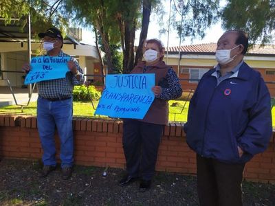 Asegurados y jubilados se manifestaron frente al IPS de Encarnación