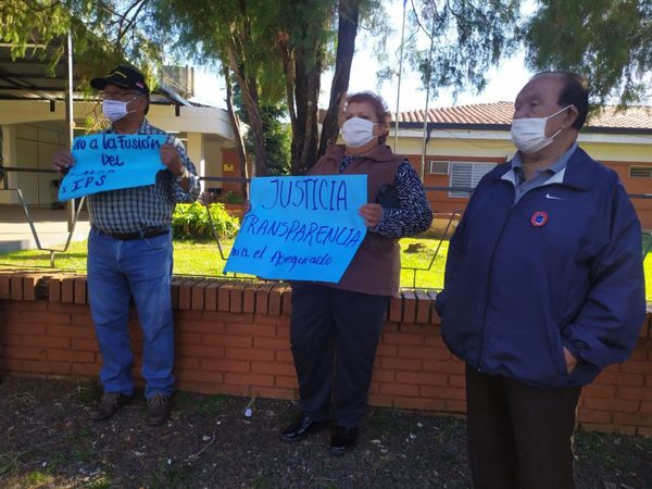 Asegurados y jubilados se manifestaron frente al IPS de Encarnación