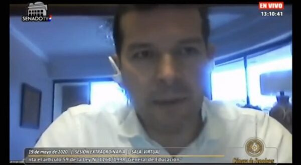Senador Godoy es interrumpido por sus hijos en plena sesión