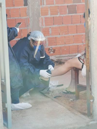 Mujer con COVID-19 positivo que salió de su casa es obligada a usar tobillera electrónica