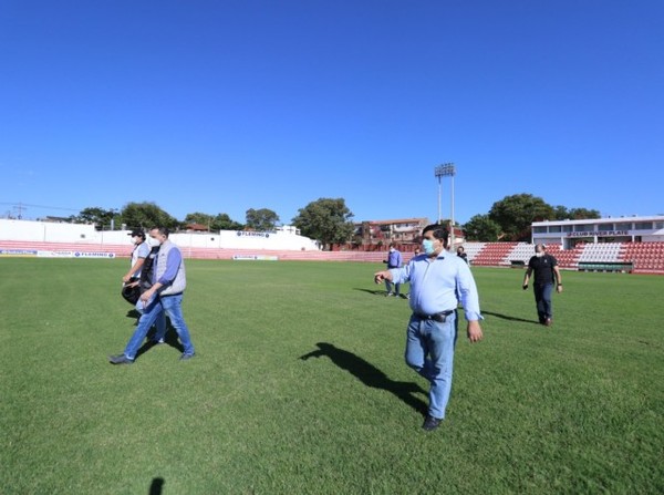 APF inspecciona canchas de tres clubes de Primera División - .::RADIO NACIONAL::.