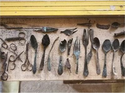 Hallan objetos escondidos por prisioneros en campo de concentración de Auschwitz