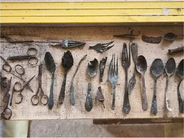 Hallan objetos escondidos por prisioneros en campo de concentración de Auschwitz