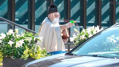 Pa’i bendice con pistola de juguete a feligreses | Crónica