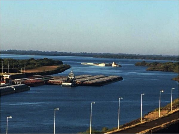 Empezaron a salir  barcazas con soja varadas en el Paraná