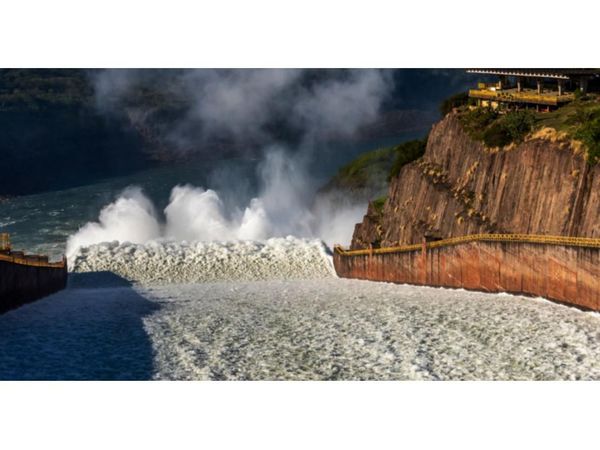 Itaipú libera 1,3 millones de litros de agua por segundo